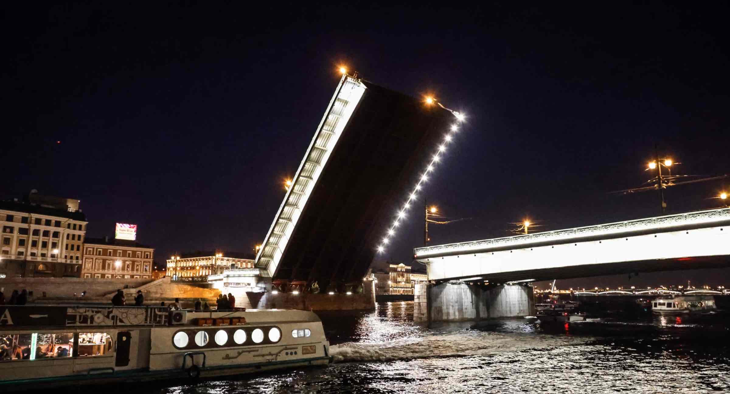 Мосты повисли над Невой фото