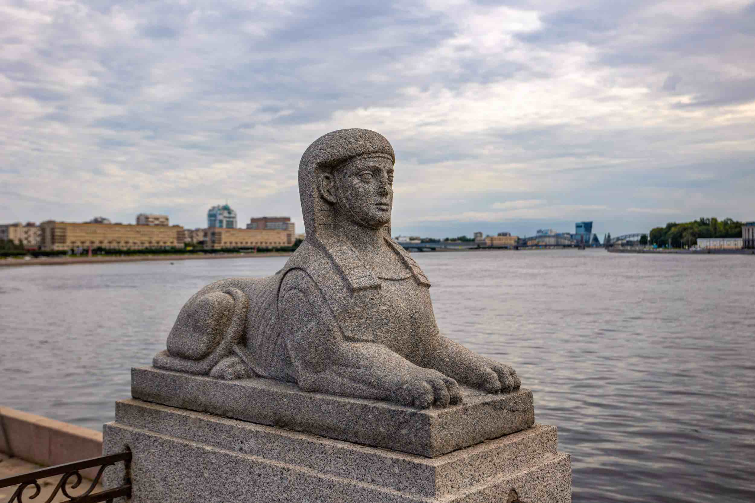 Львы стерегут город фото