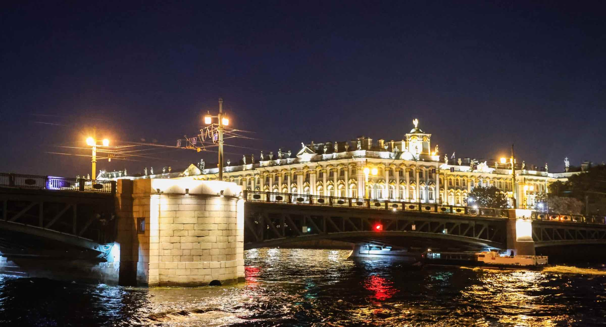 Мосты повисли над Невой фото