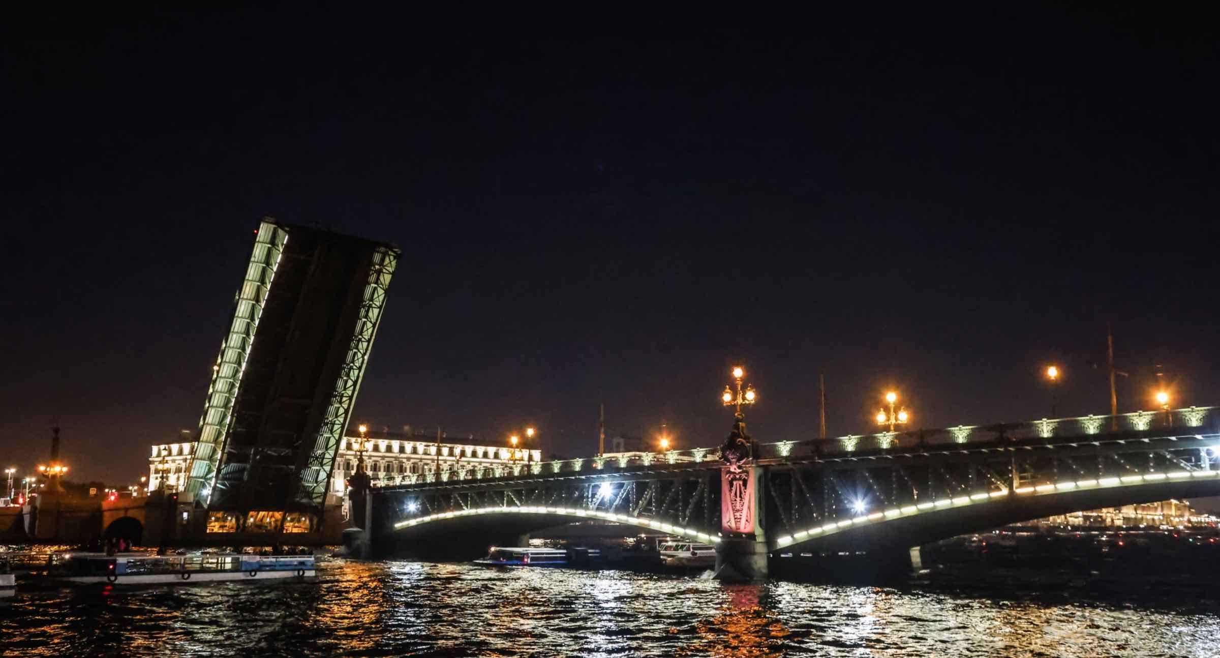 Мосты повисли над Невой фото