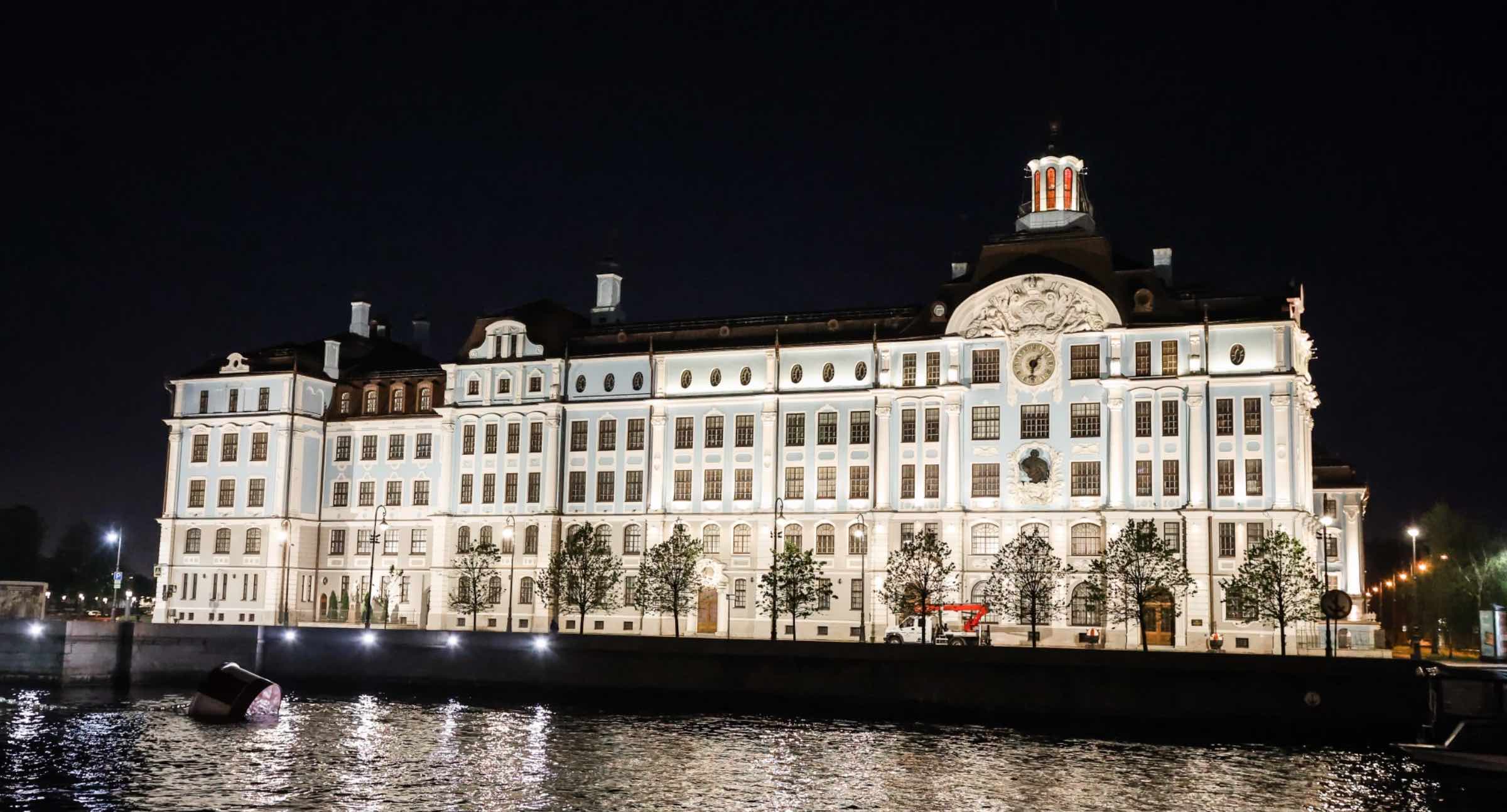 Мосты повисли над Невой фото