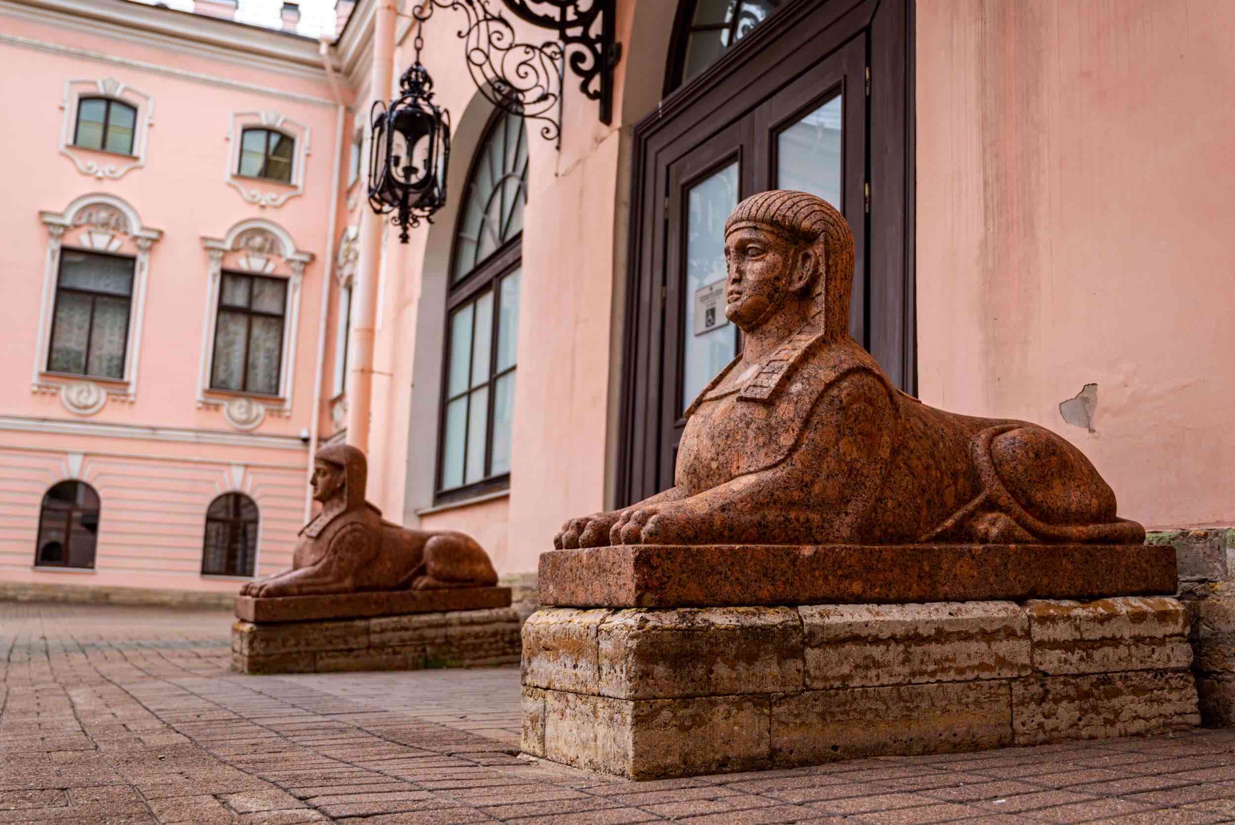 Львы стерегут город фото