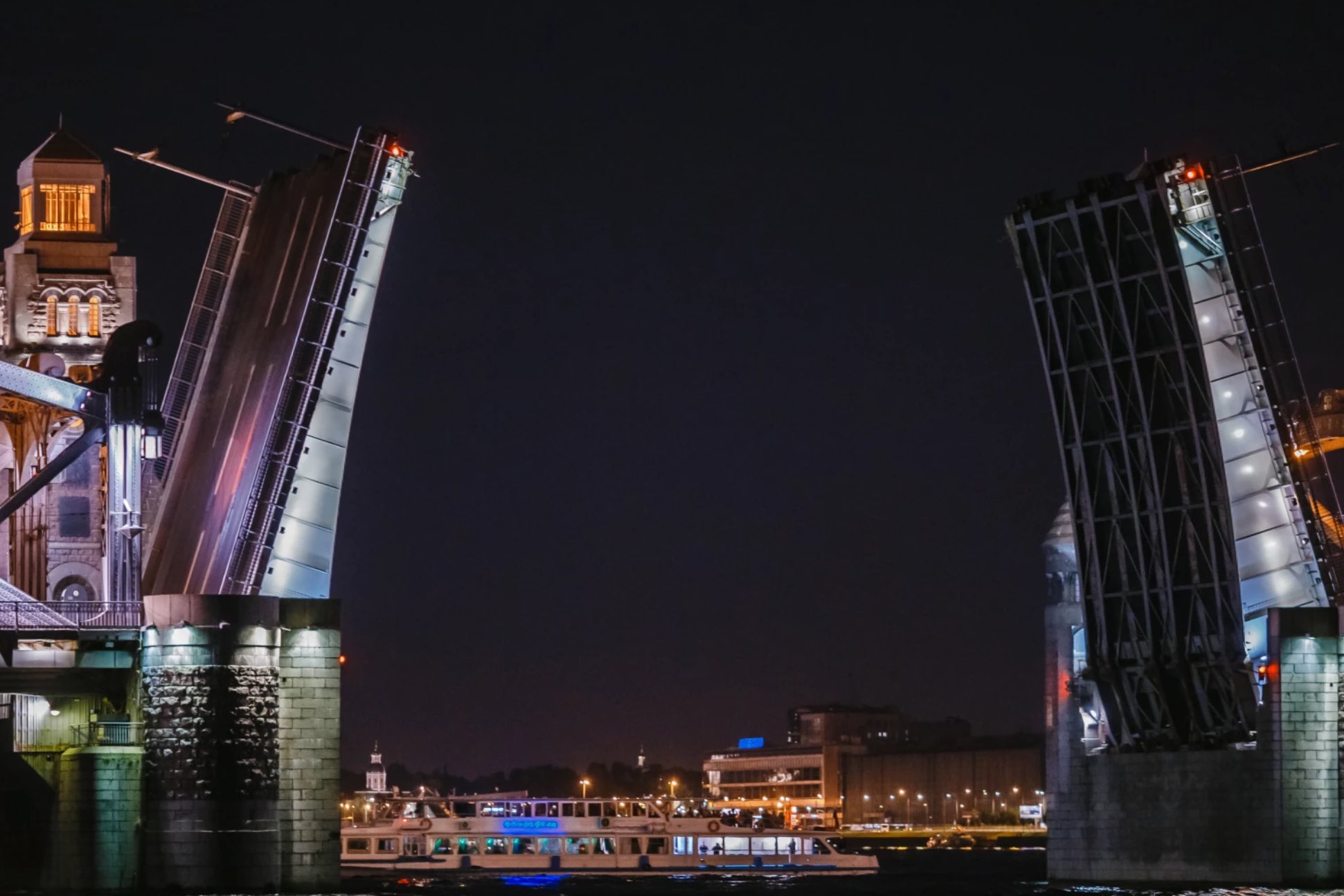Премиум круиз «Разводные мосты» 6 мест на диванах фото