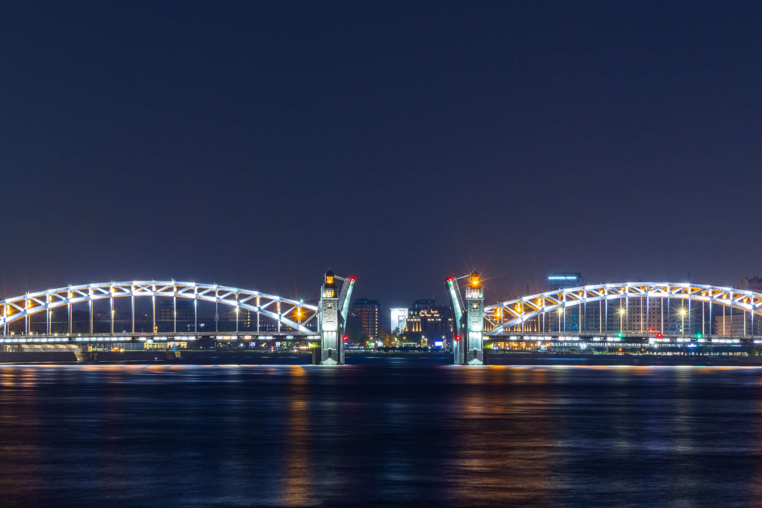 Мосты повисли над Невой фото