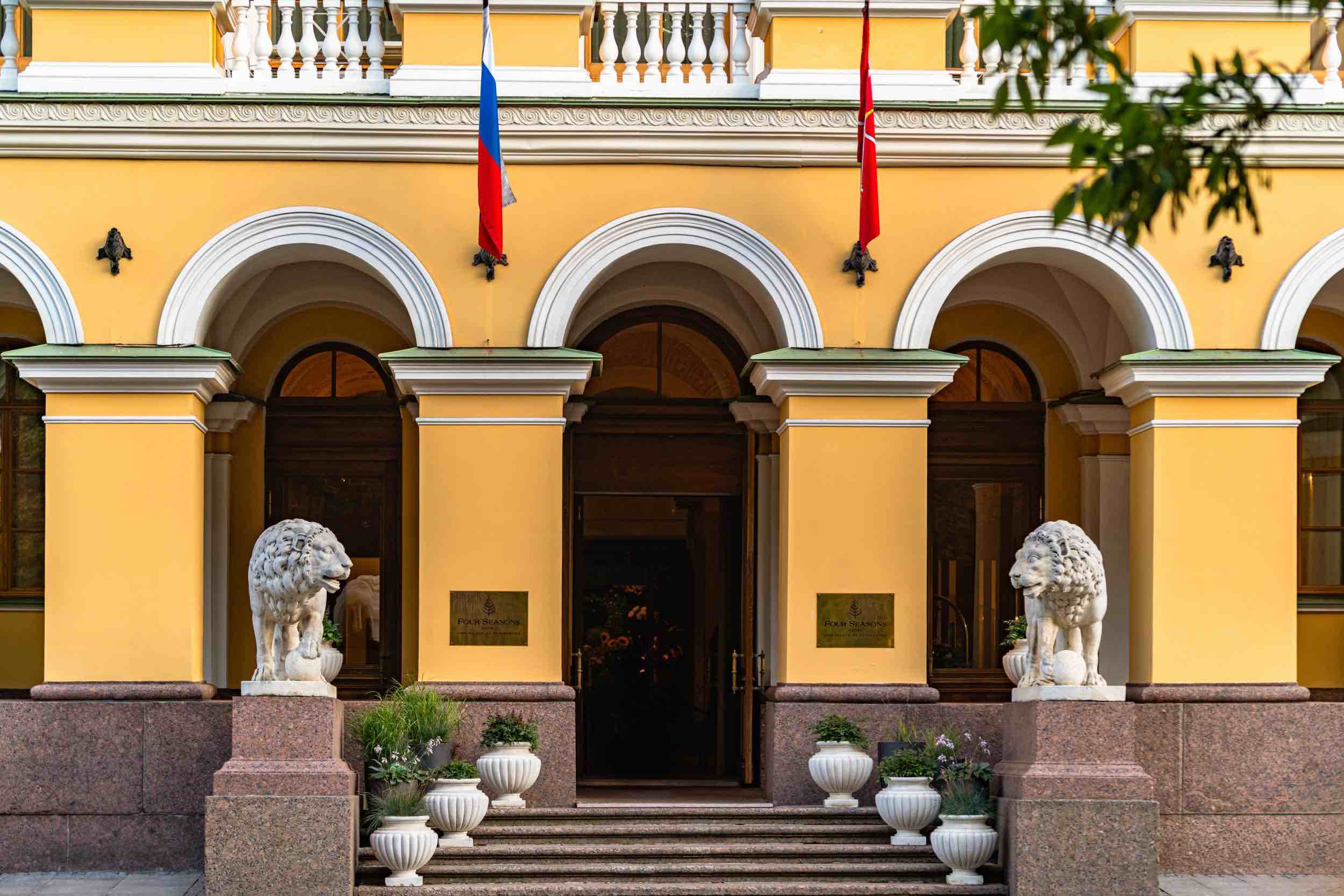 Львы стерегут город фото