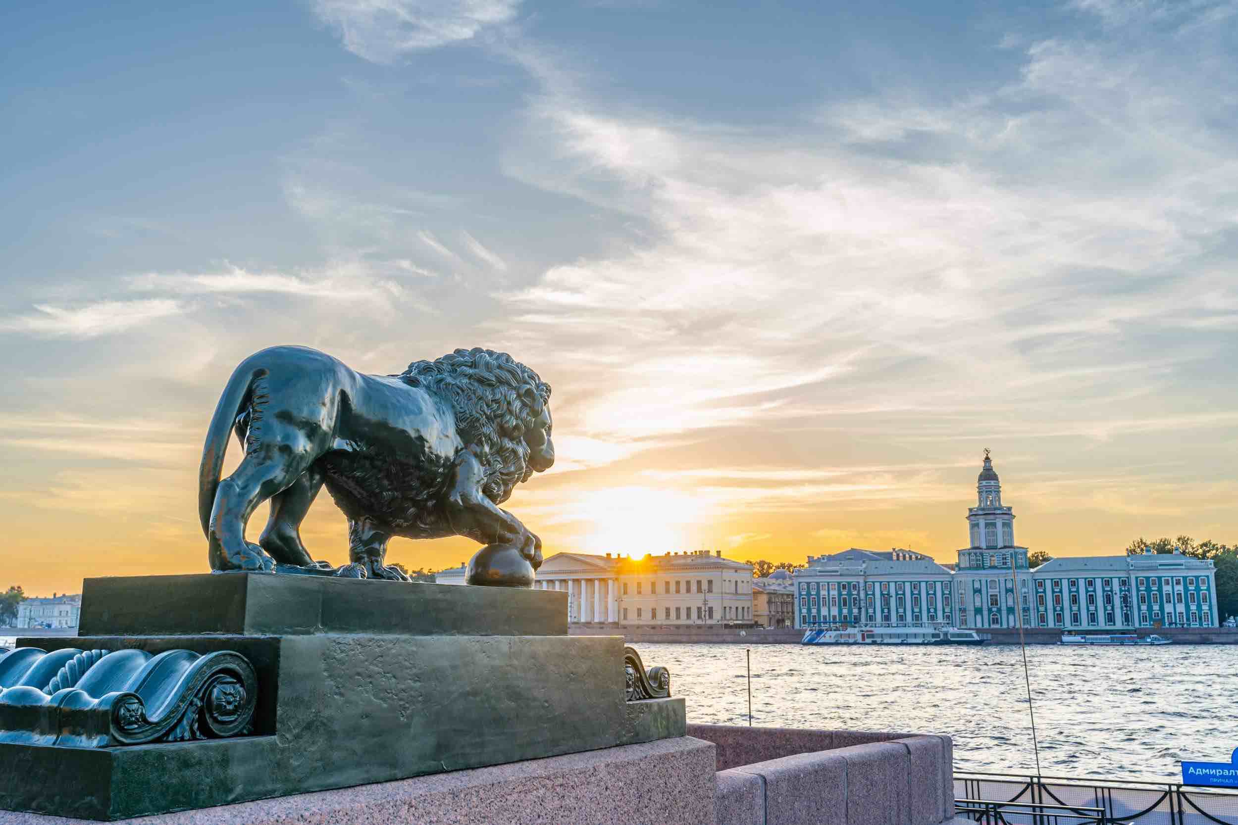 Львы стерегут город фото